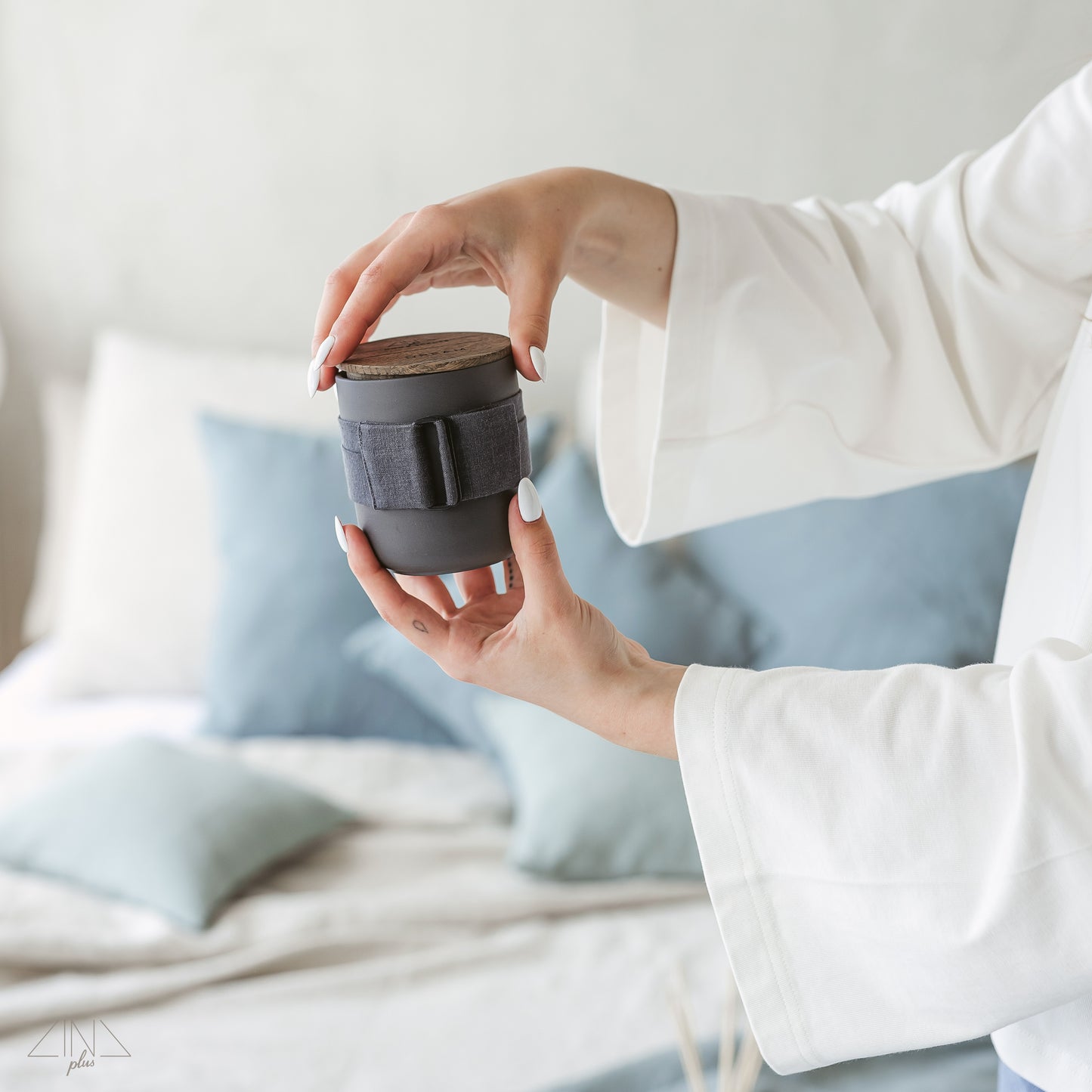 Black Scented Candle with Oak Lid