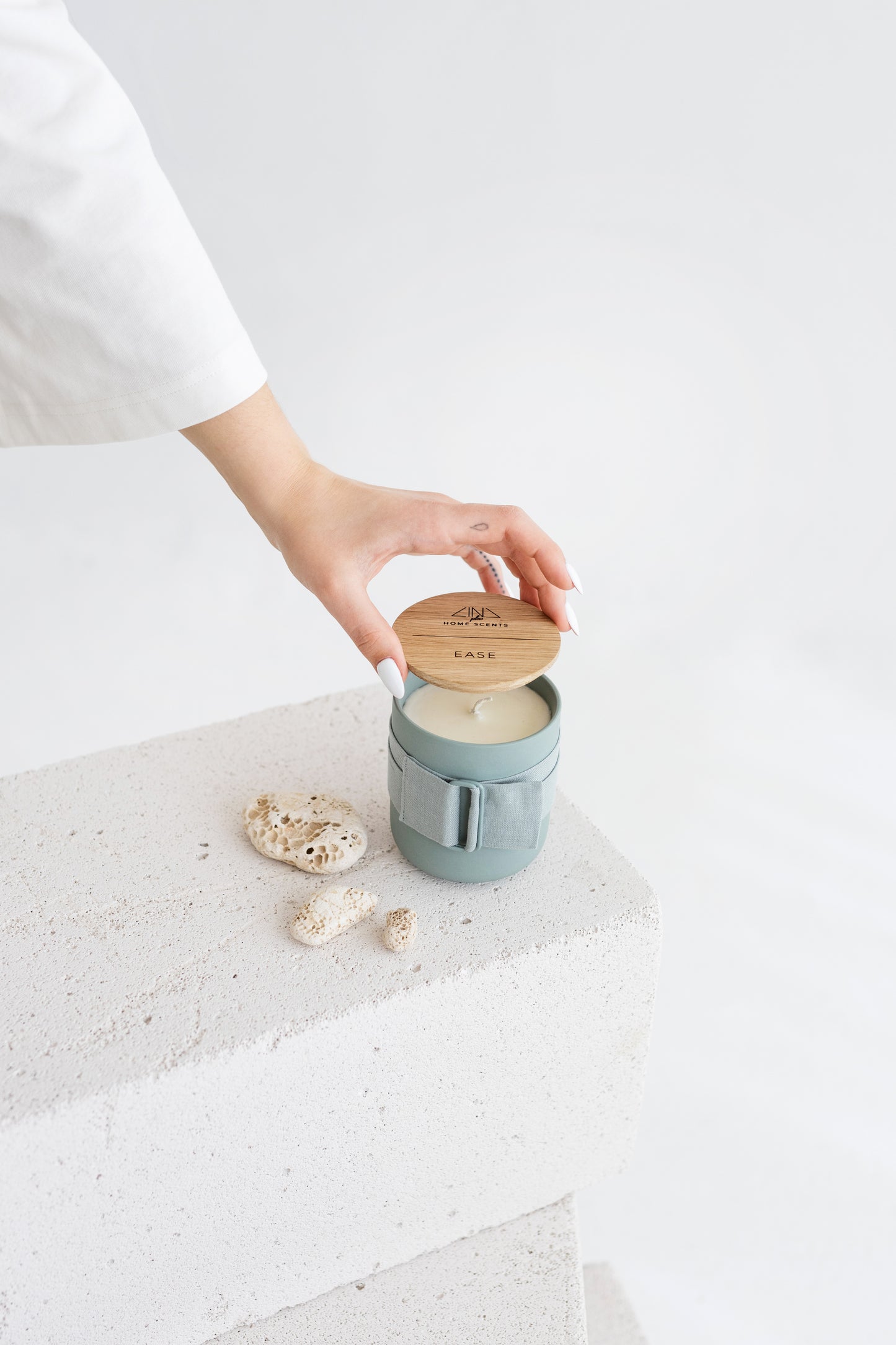 Greenish Scented Candle with Oak Lid