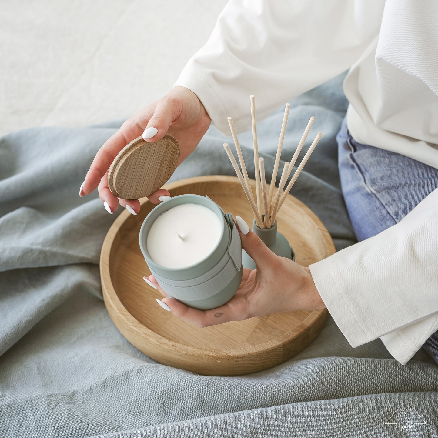 Greenish Scented Candle with Oak Lid