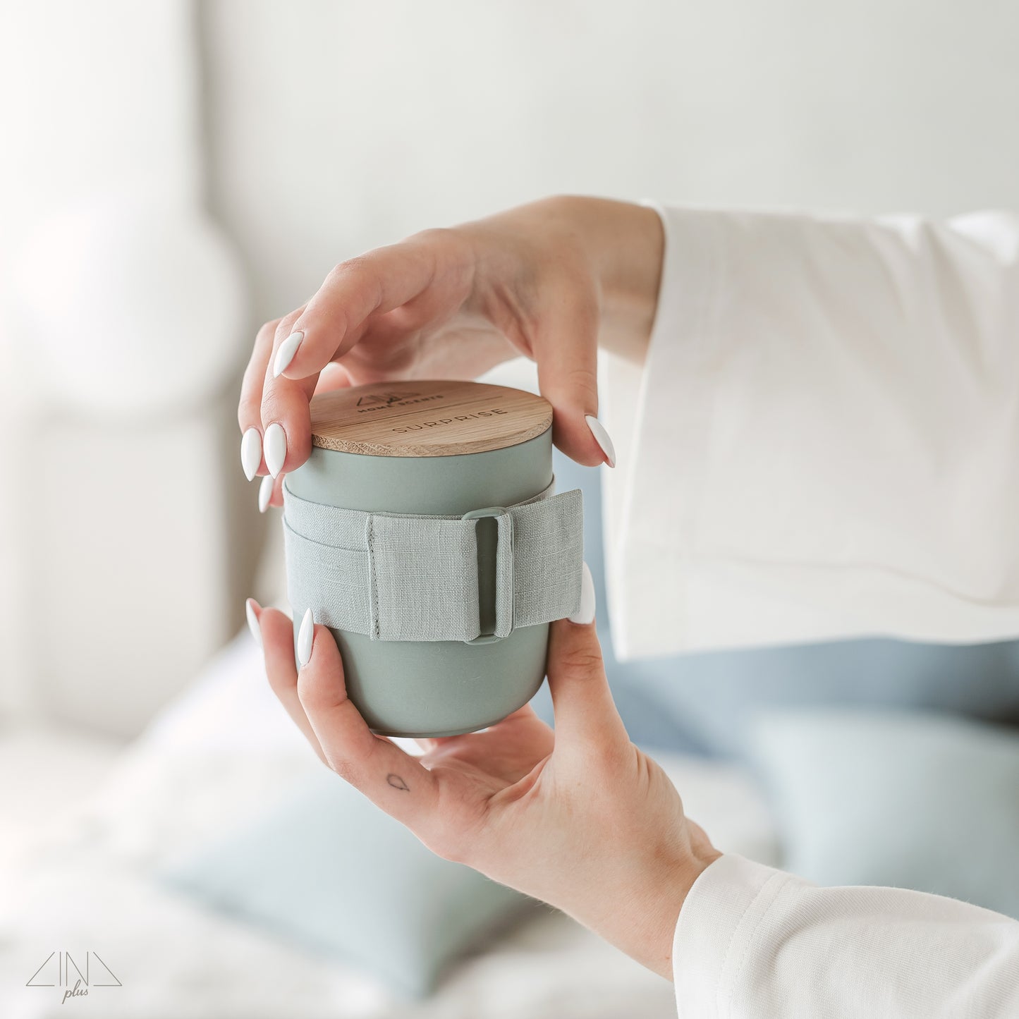 Greenish Scented Candle with Oak Lid
