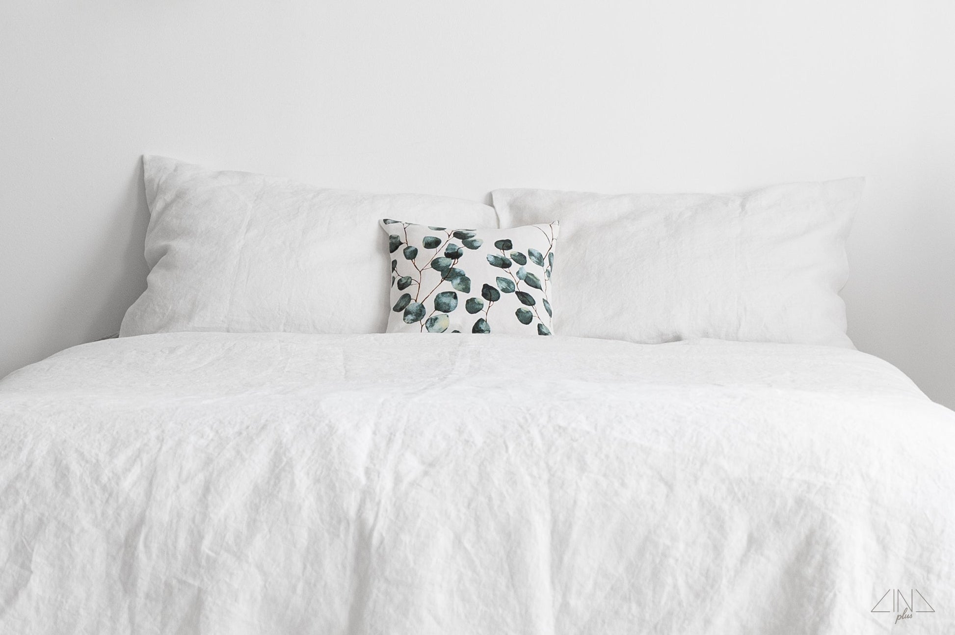 Heavy Linen Duvet Cover Set with Pillowcases in color Off-white.